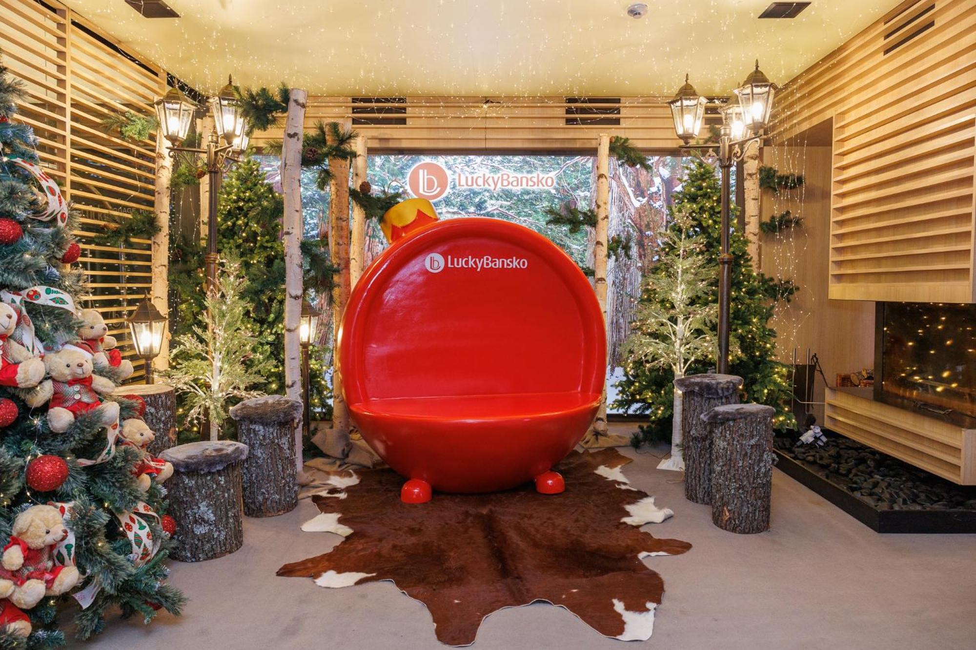 Lucky Bansko Aparthotel SPA&Relax Exteriér fotografie Santa's chair at the 2013 Christmas Village