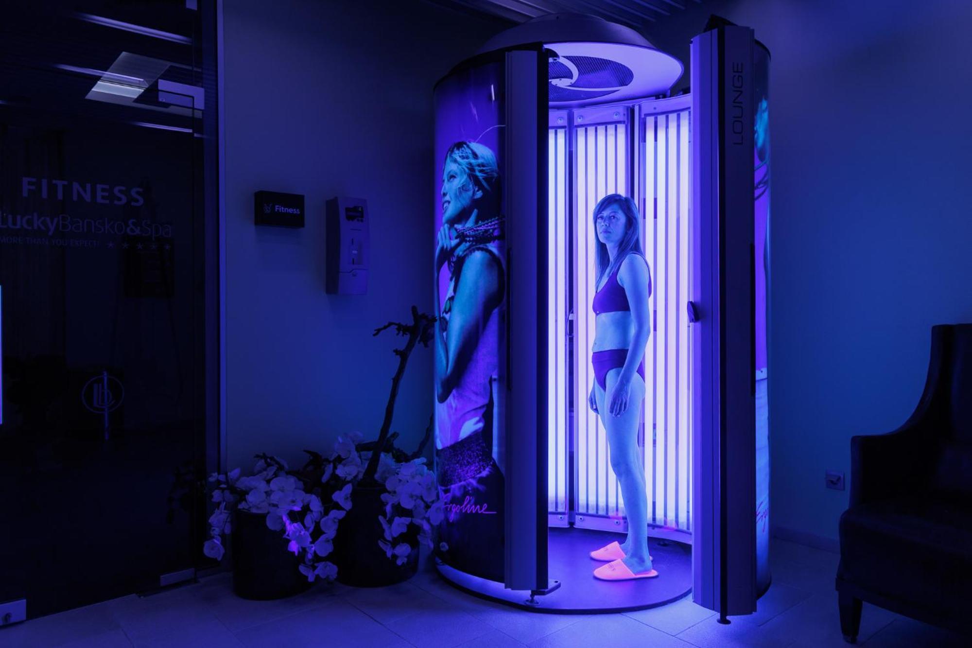 Lucky Bansko Aparthotel SPA&Relax Exteriér fotografie A woman tanning in a solarium