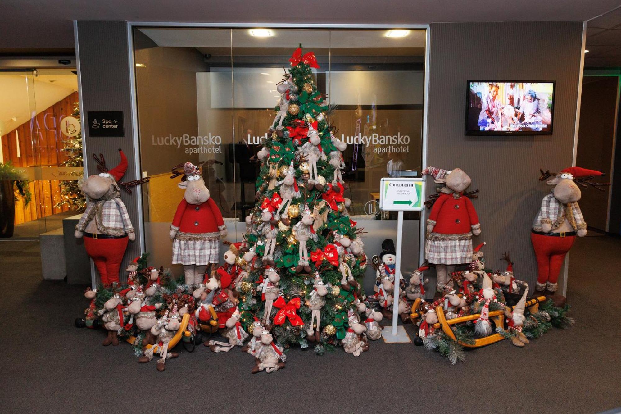 Lucky Bansko Aparthotel SPA&Relax Exteriér fotografie Christmas tree at the airport