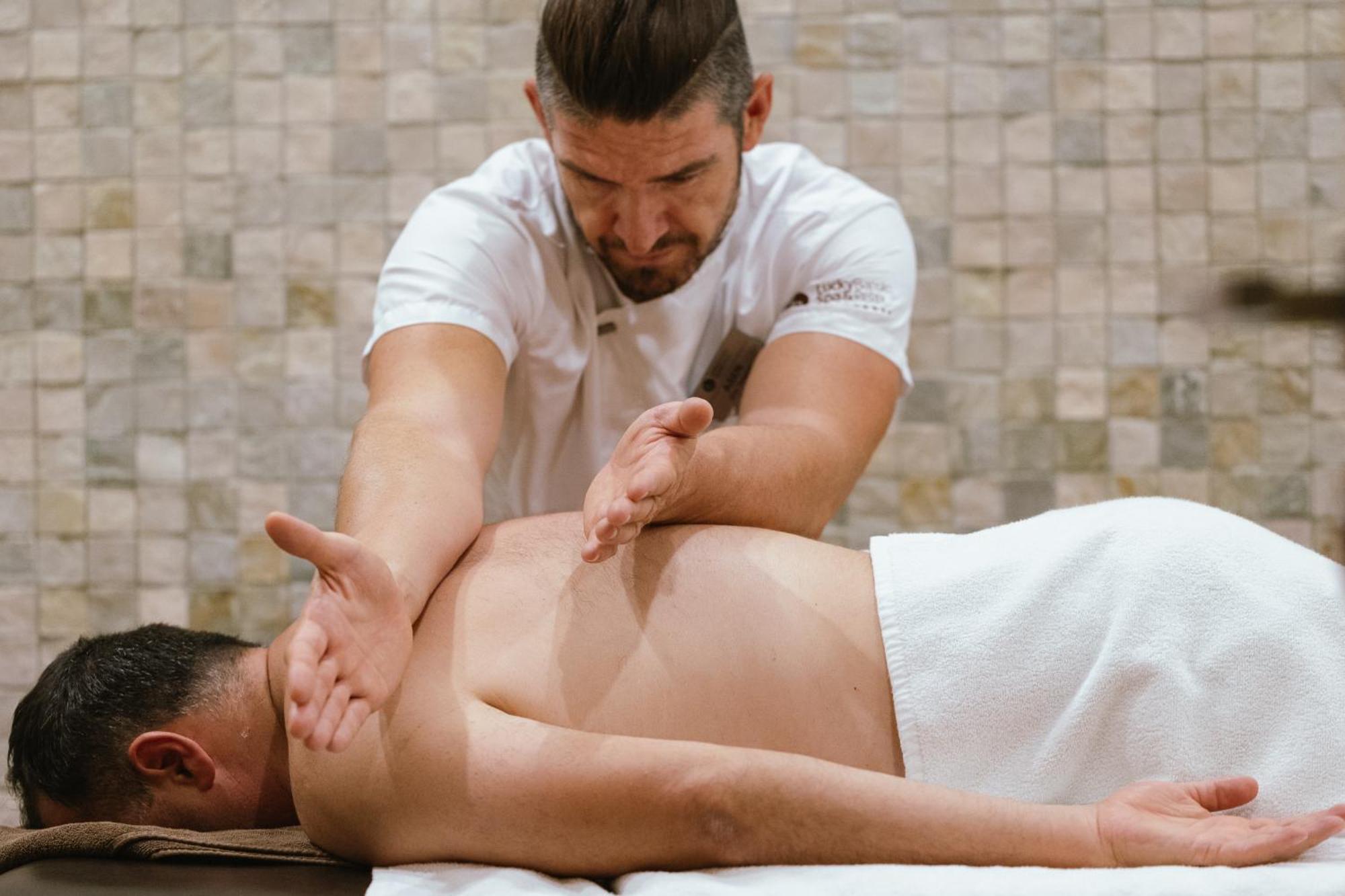 Lucky Bansko Aparthotel SPA&Relax Exteriér fotografie A massage therapist treating a patient