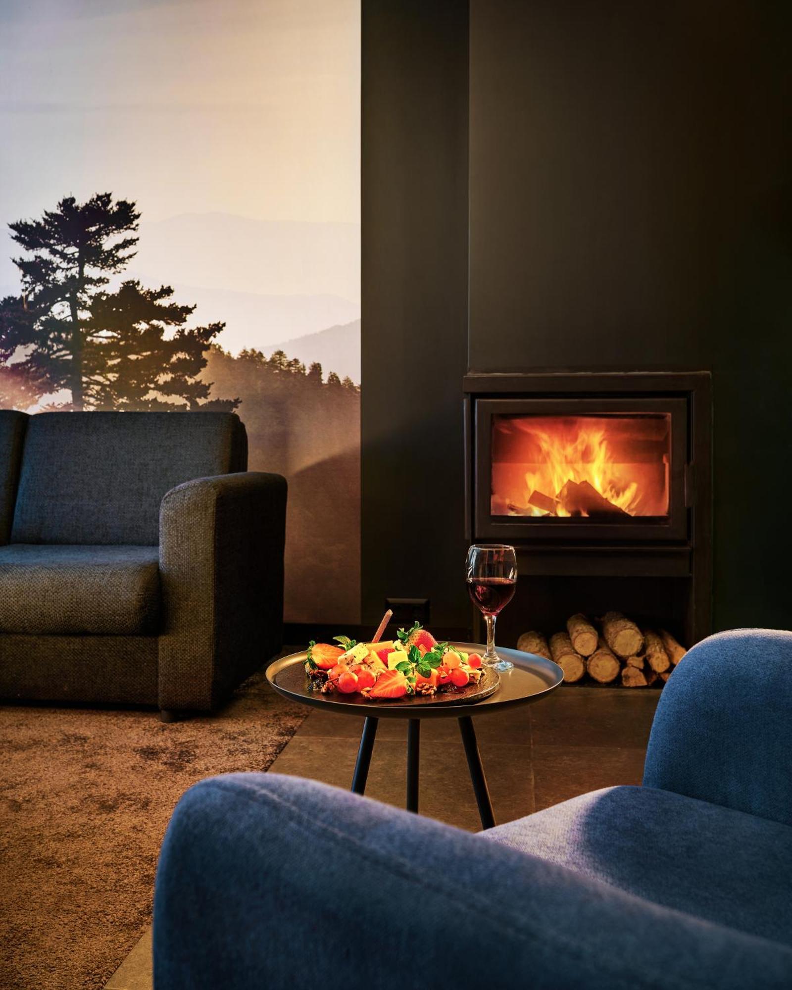 Lucky Bansko Aparthotel SPA&Relax Exteriér fotografie A wood-burning fireplace