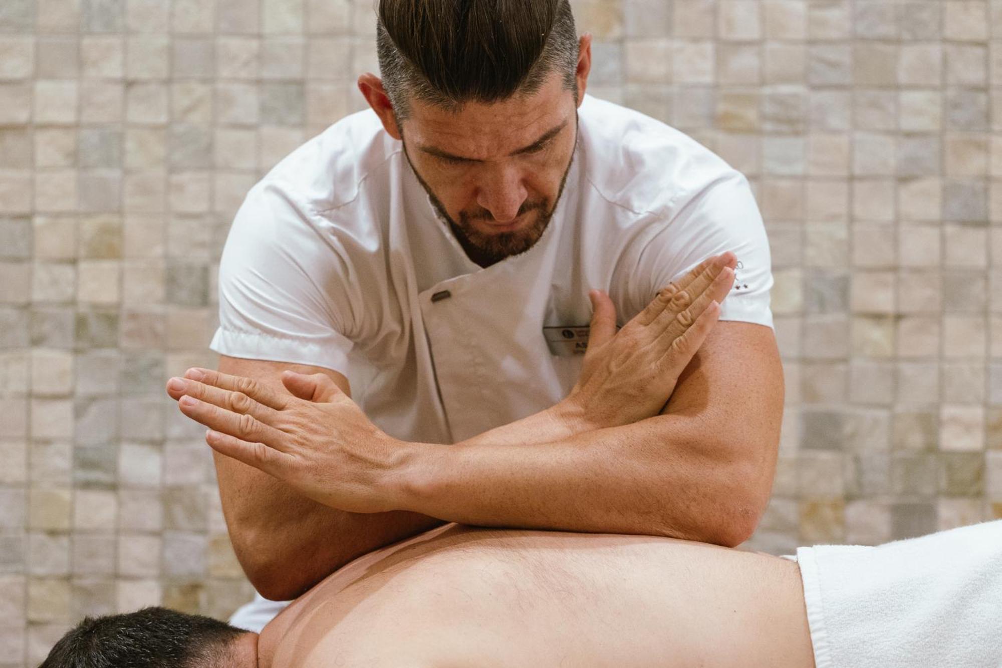 Lucky Bansko Aparthotel SPA&Relax Exteriér fotografie A chiropractor treating a patient