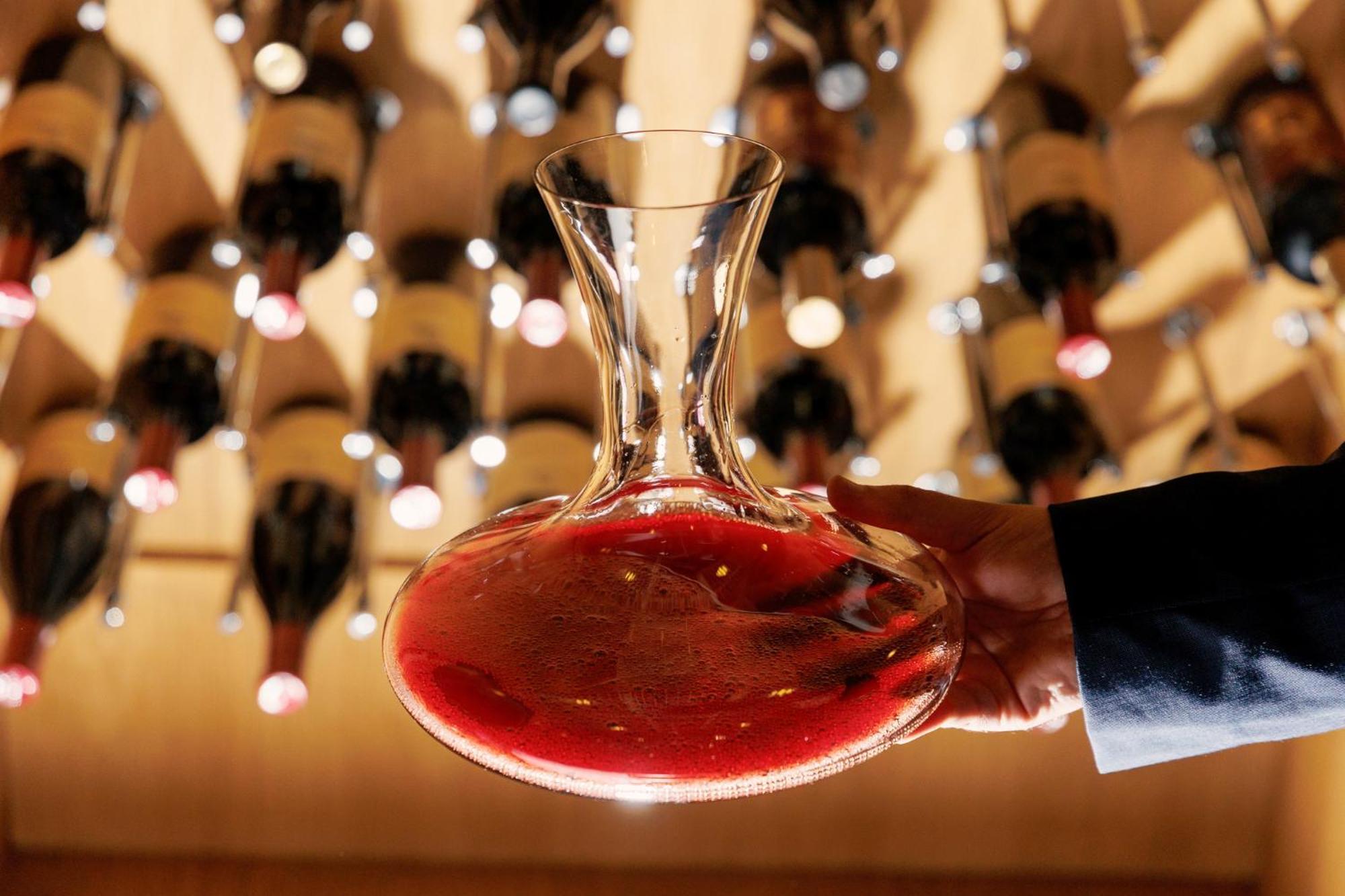 Lucky Bansko Aparthotel SPA&Relax Exteriér fotografie A wine decanter