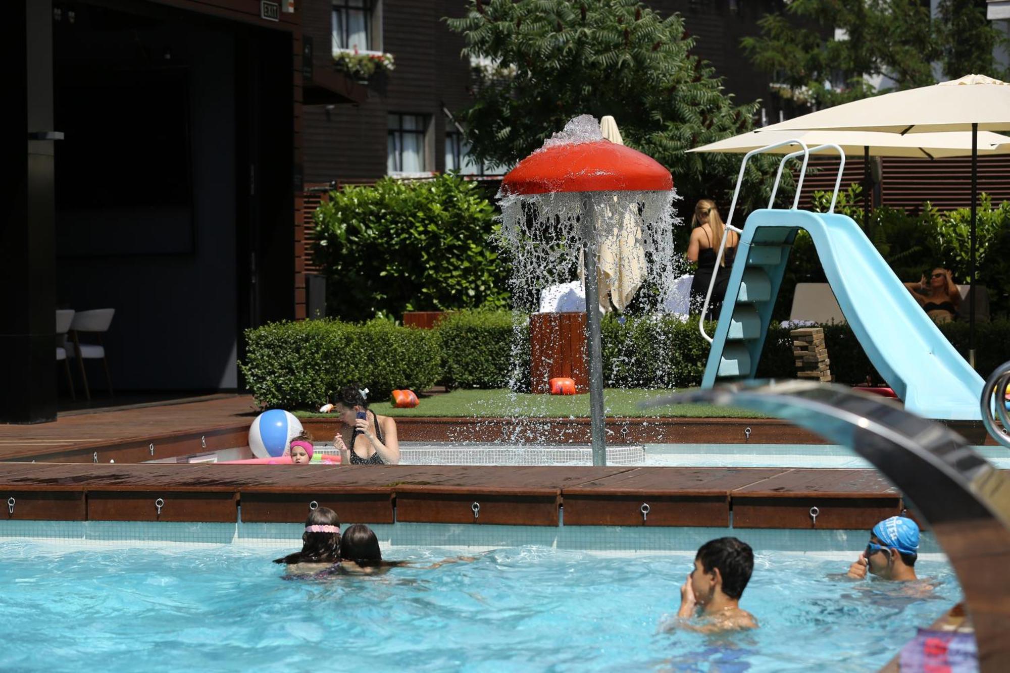 Lucky Bansko Aparthotel SPA&Relax Exteriér fotografie A mushroom fountain in a swimming pool