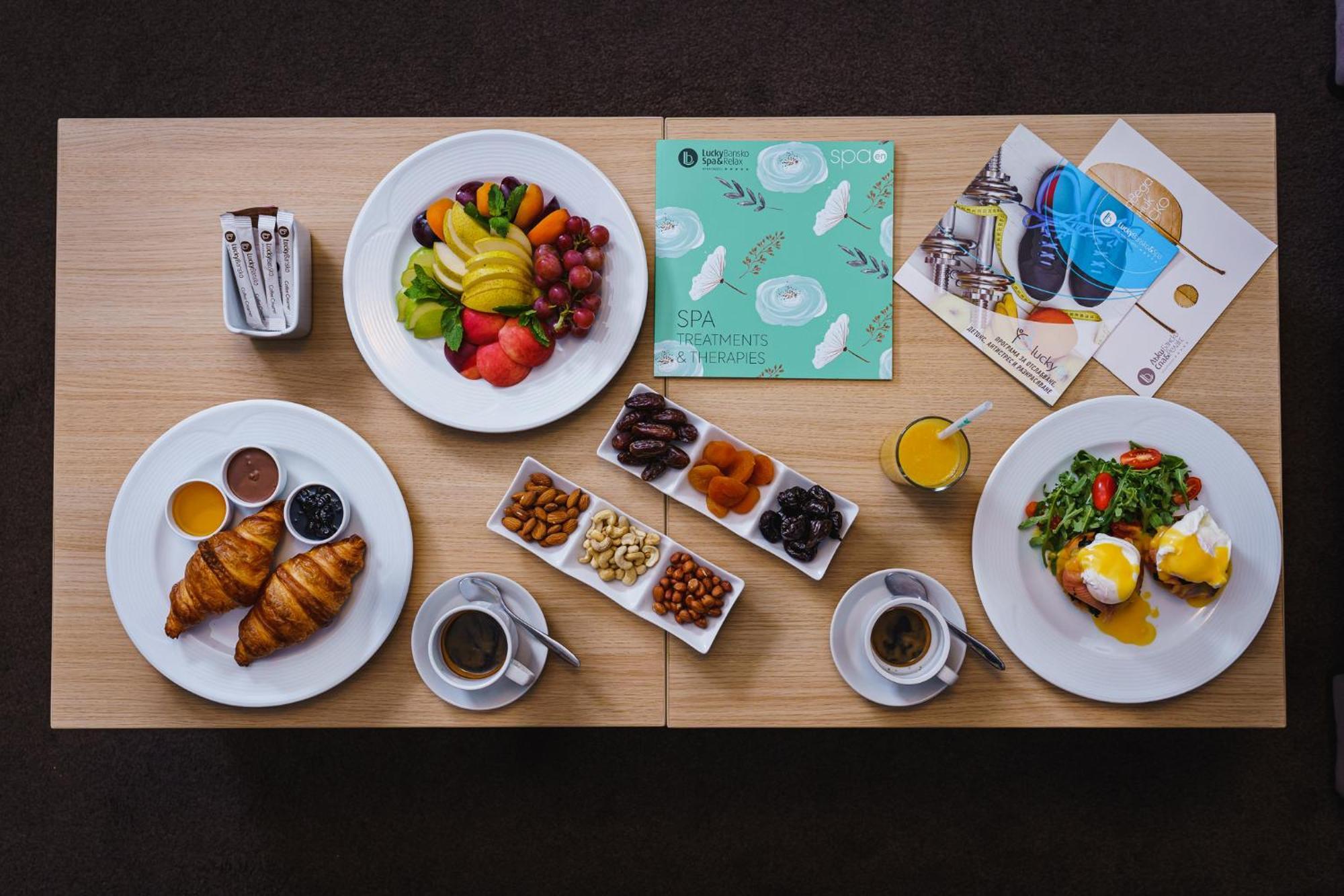 Lucky Bansko Aparthotel SPA&Relax Exteriér fotografie Breakfast at the hotel