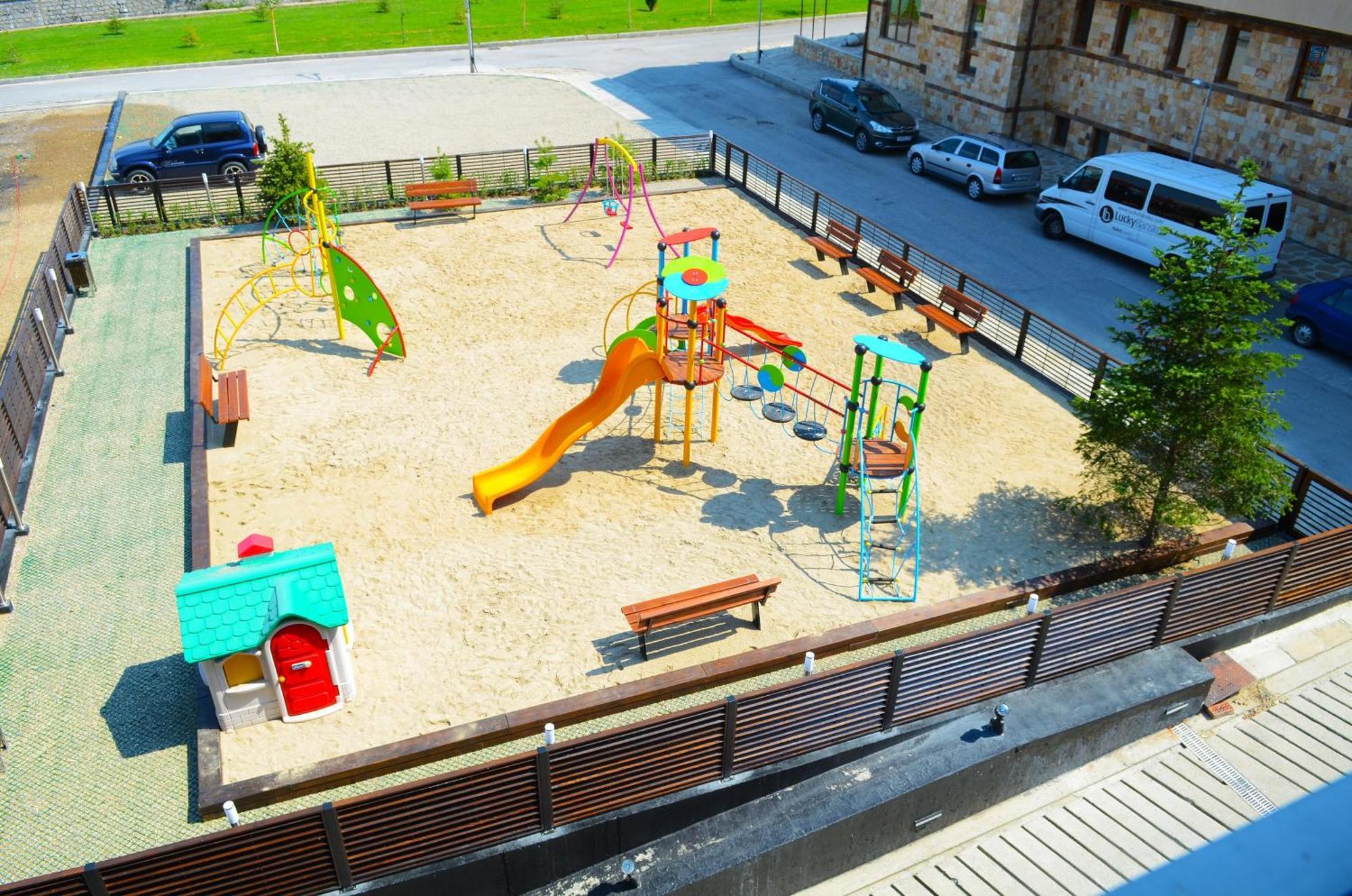 Lucky Bansko Aparthotel SPA&Relax Exteriér fotografie Playground in the city of Novi Sad, Serbia