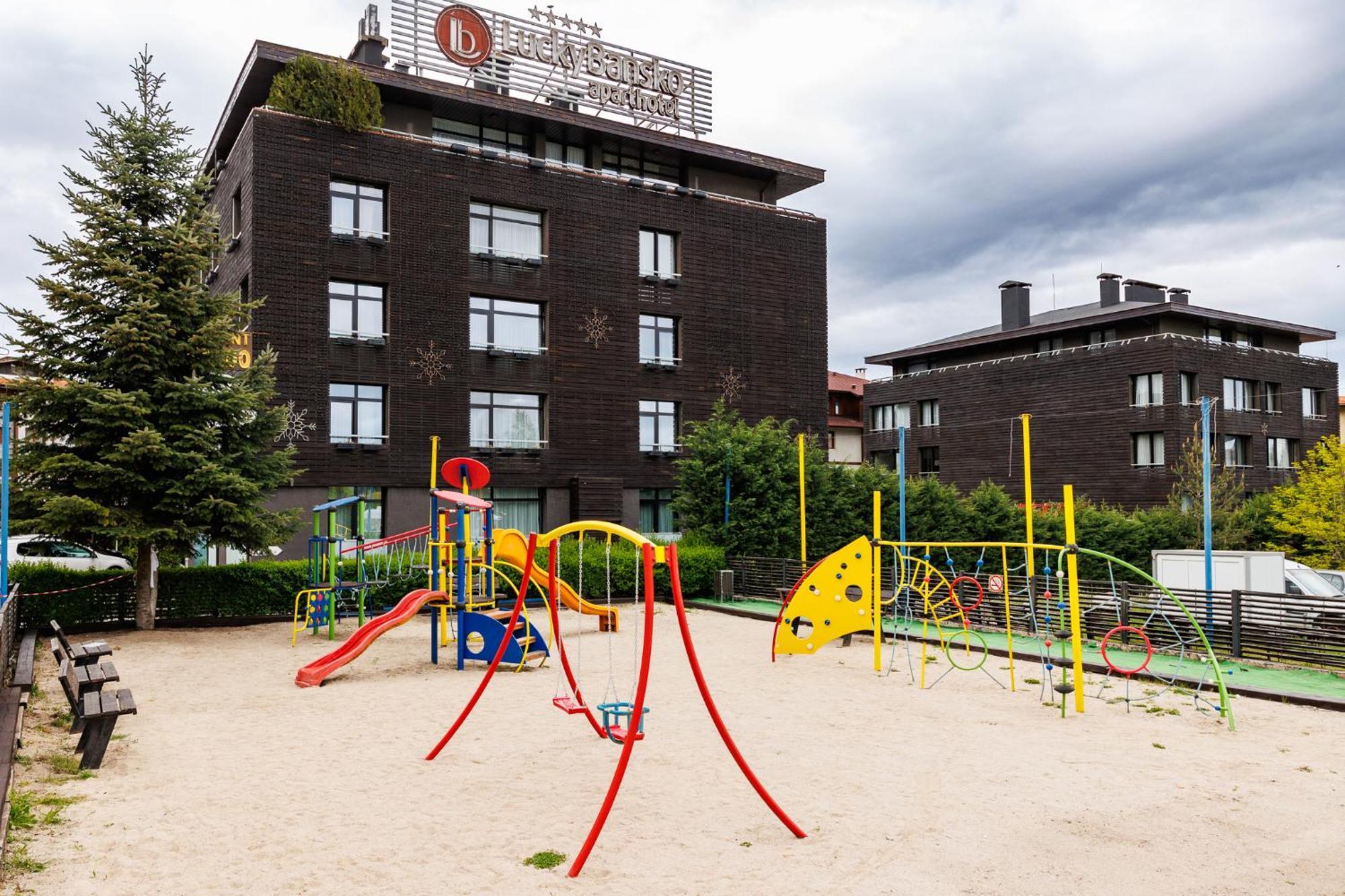 Lucky Bansko Aparthotel SPA&Relax Exteriér fotografie The school's campus