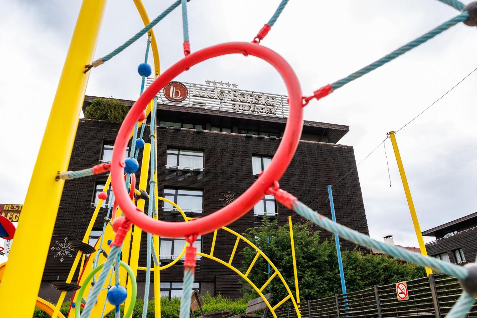Lucky Bansko Aparthotel SPA&Relax Exteriér fotografie Playground at the school