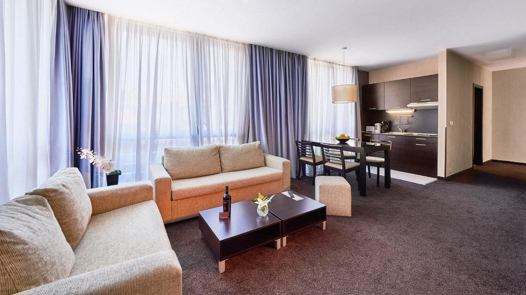 Lucky Bansko Aparthotel SPA&Relax Exteriér fotografie A typical serviced apartment in Warsaw, Poland